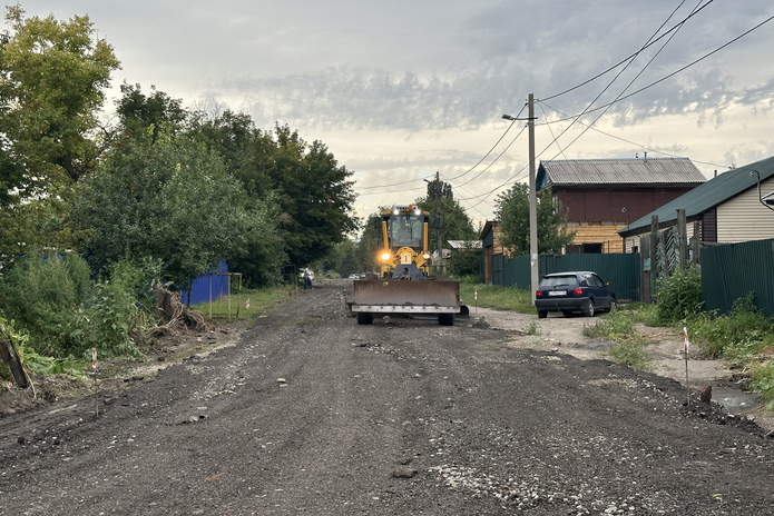 В поселке Красина начали укладывать новый асфальт на главной улице